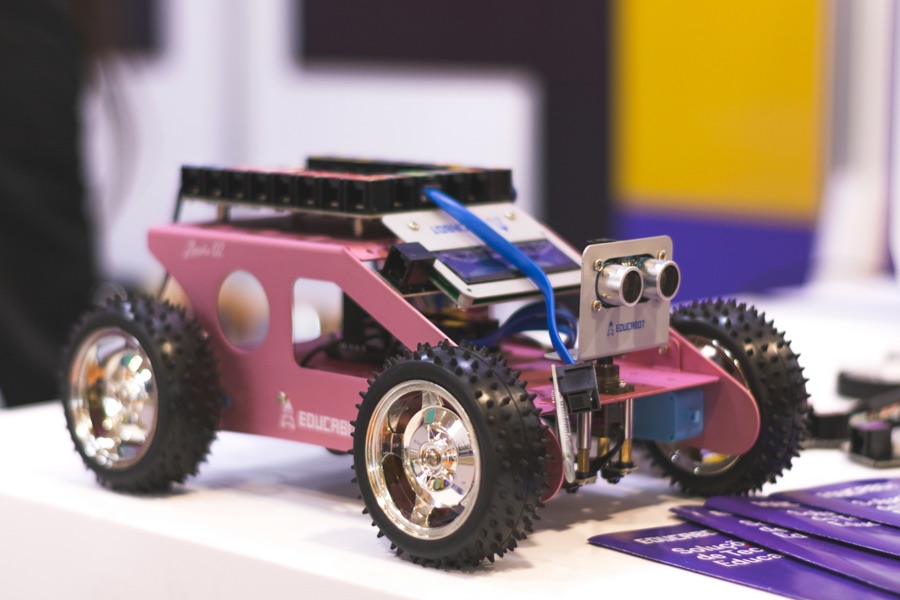 Children building robots in robotics class